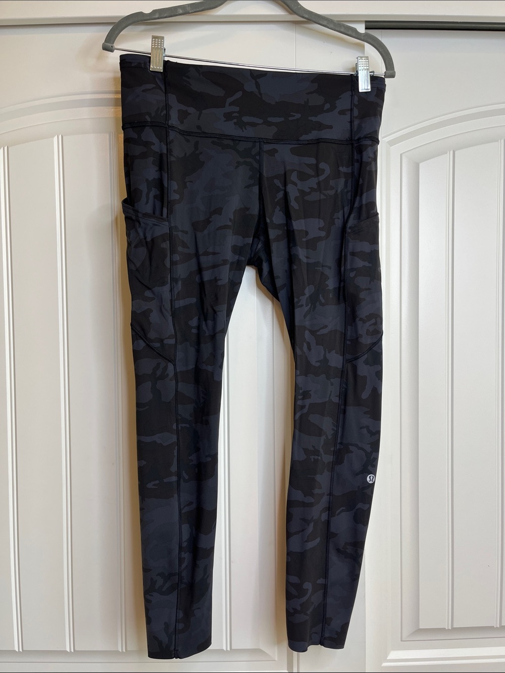 Women’s Lululemon Black Camo Leggings with Side Pockets-Size 10